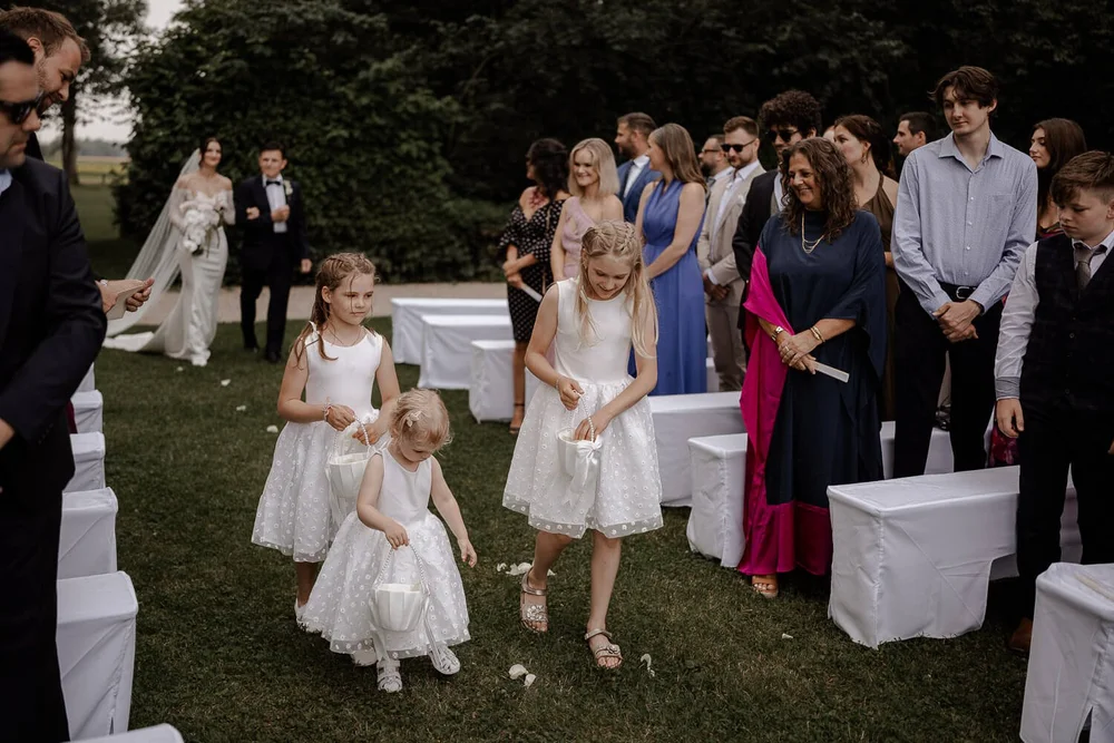 Blumenkinder vor dem Einzug der Braut