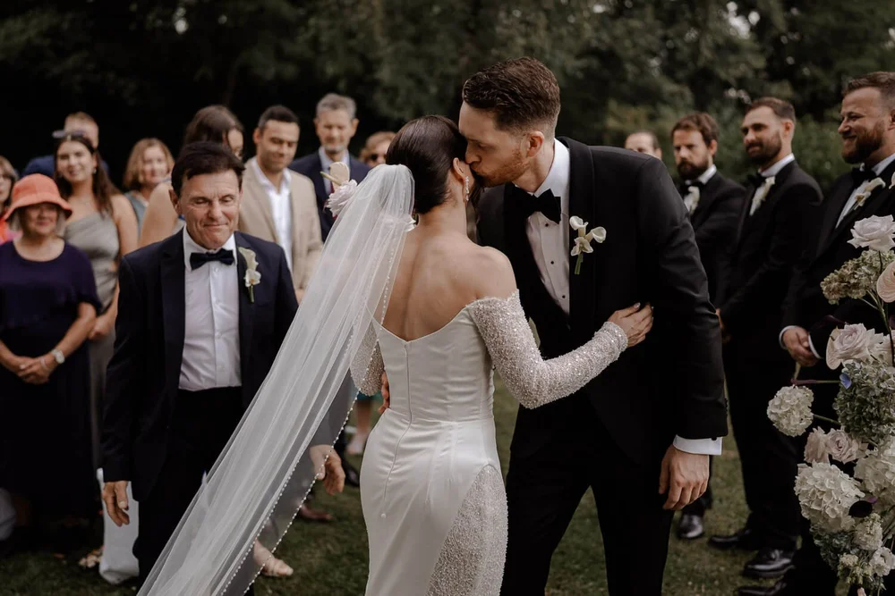 Braut küsst Bräutigam bei der Trauung