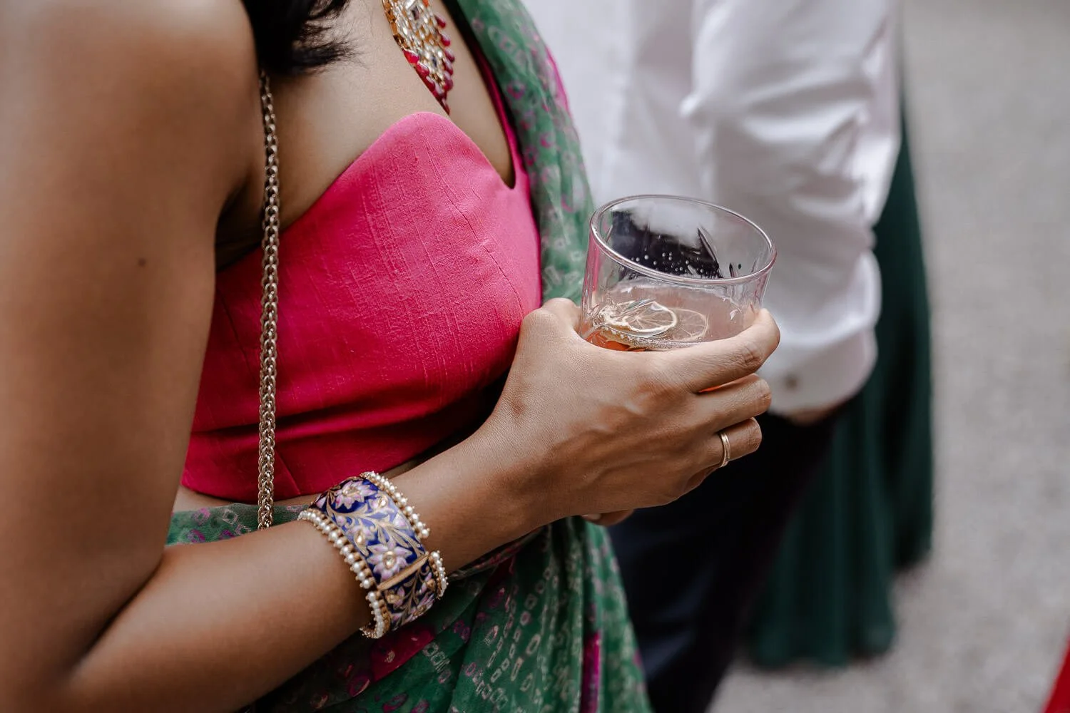 Hochzeitsgast mit Cocktail