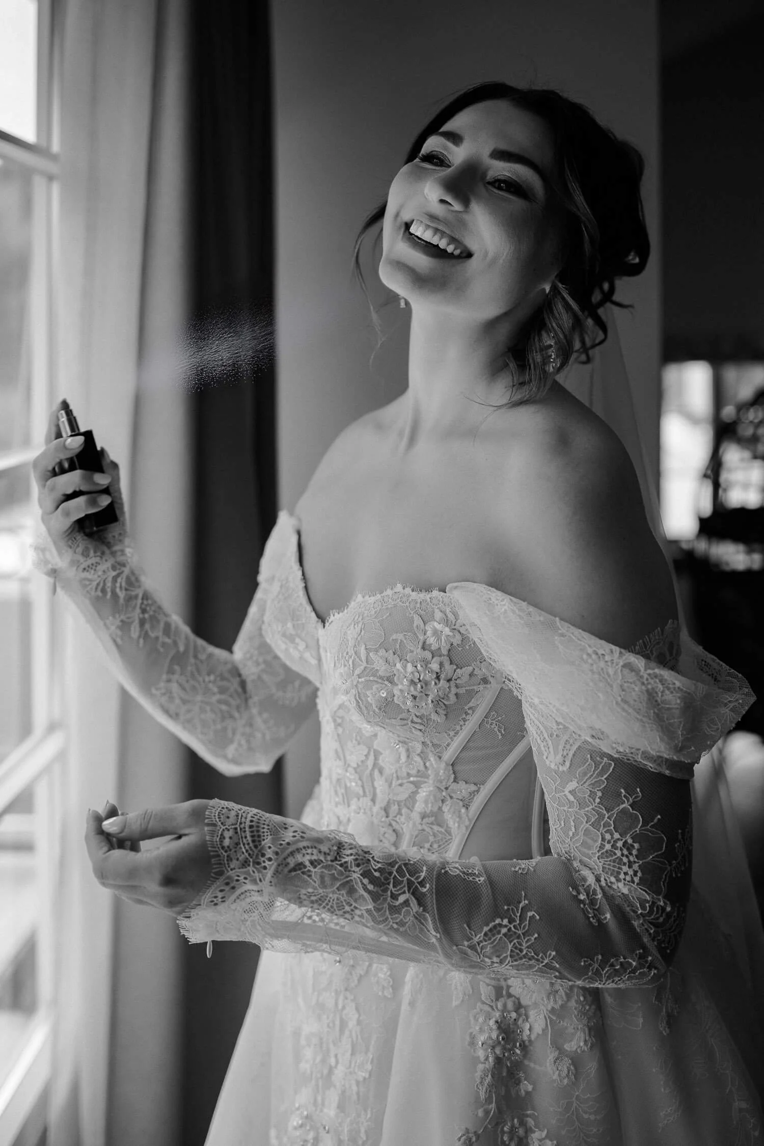 Brautparfum am Fenster, Schwarzweiß – Morrhof Hochzeit Pfalz