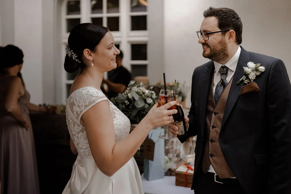 Brautpaar-Aperitif-Anstossen.jpg