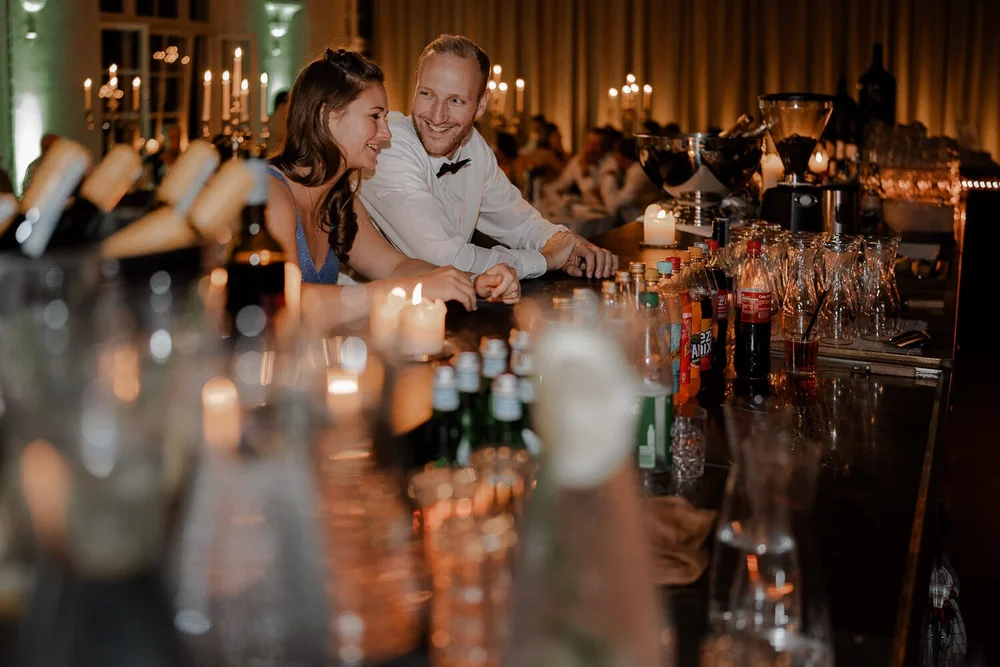Gaeste_An_Der_Bar_Hochzeit.jpg