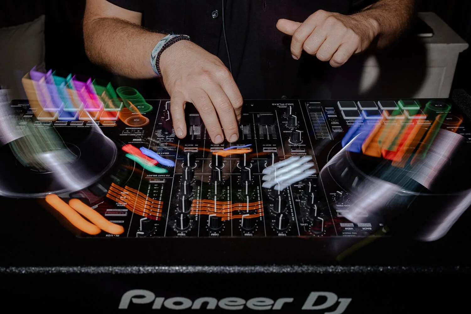 DJ in Action – Party-Vibes &amp; Lichtspuren am Pult