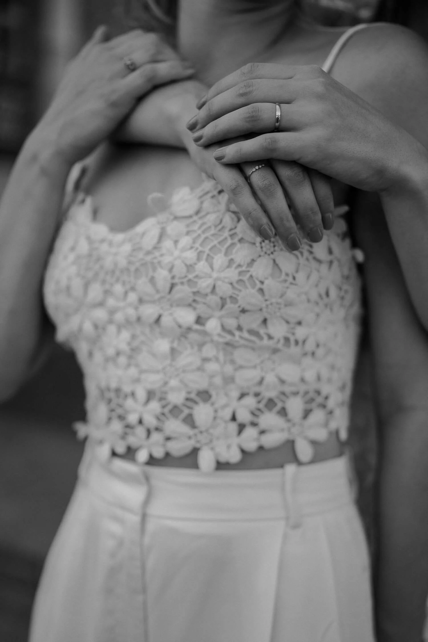 Detailaufnahme vom Verlobungsring bei Hochzeit