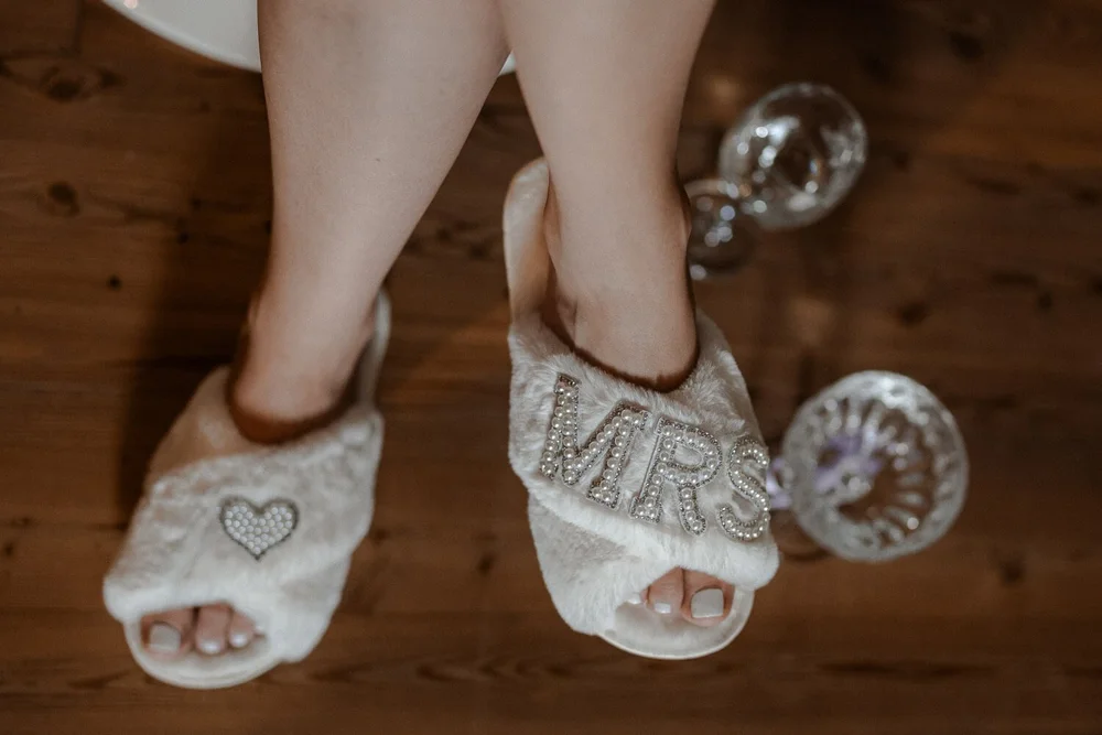Braut trägt flauschige „Mrs“-Hausschuhe
