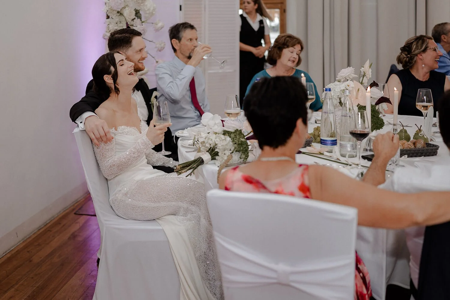 Lächelndes Brautpaar beim Hochzeitsdinner.