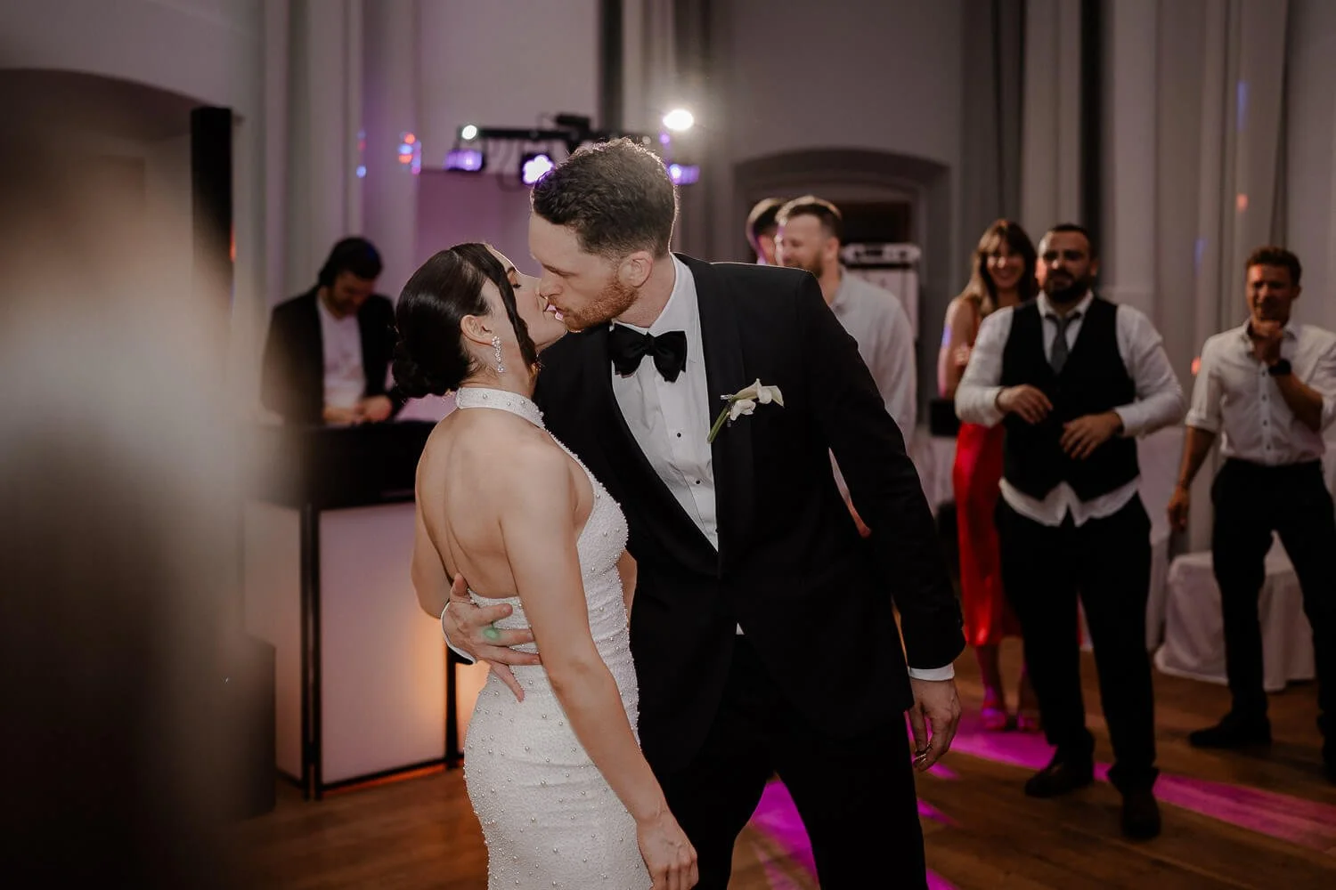 Romantischer Kuss auf Hochzeitsparty.