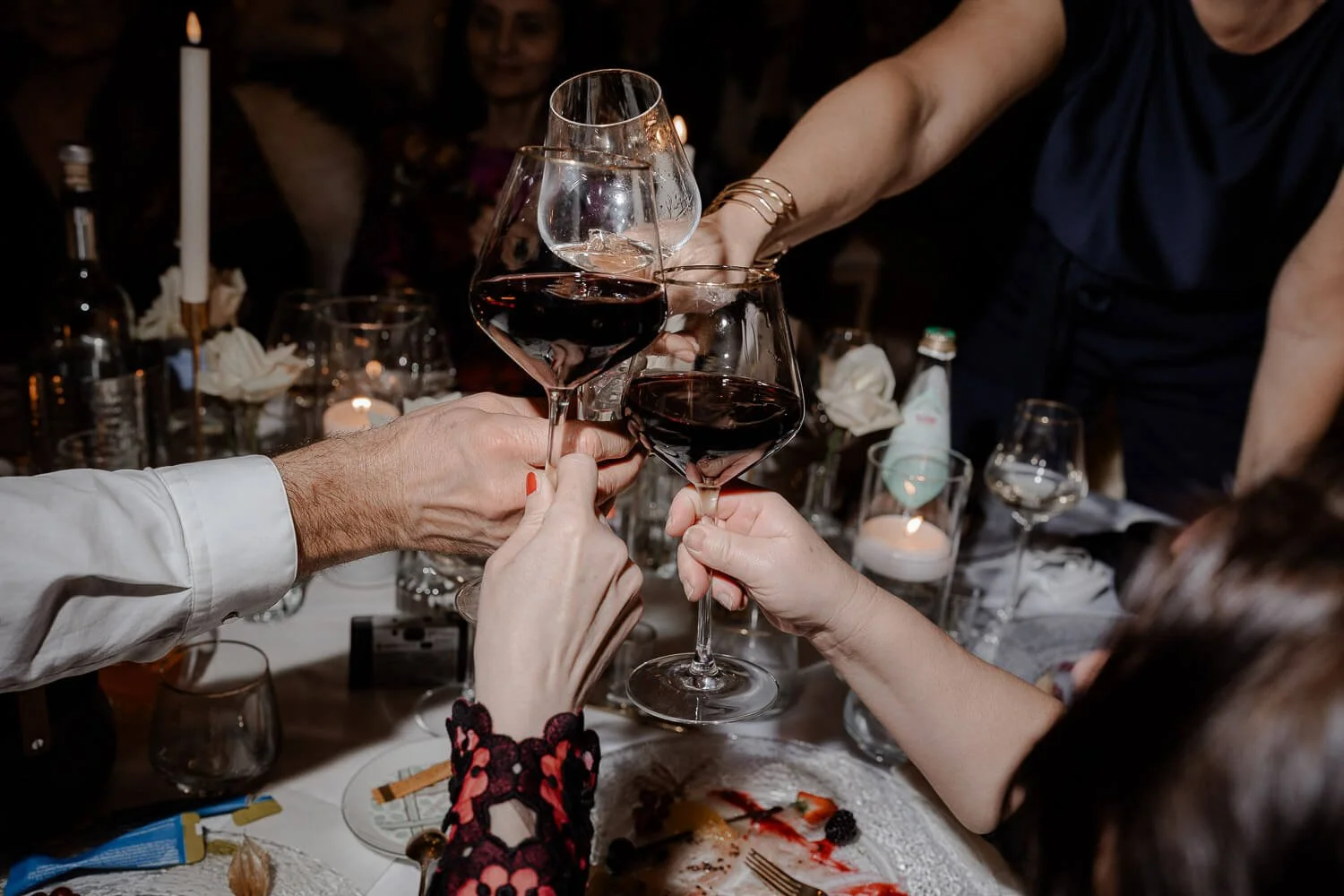 Cheers! – Anstoßen auf das Brautpaar bei Kerzenschein