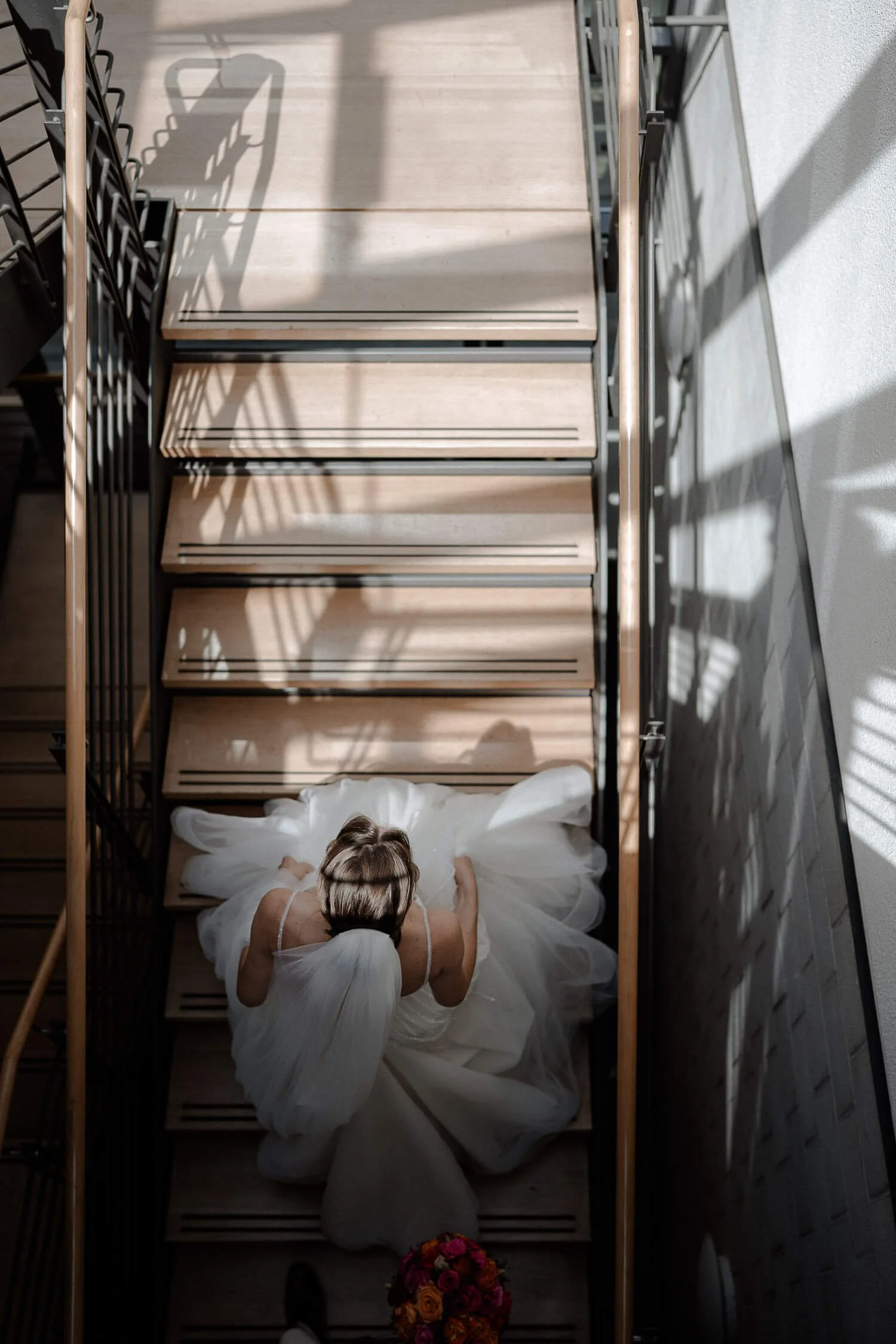 Braut auf dem Weg zu Trausaal im Standesamt