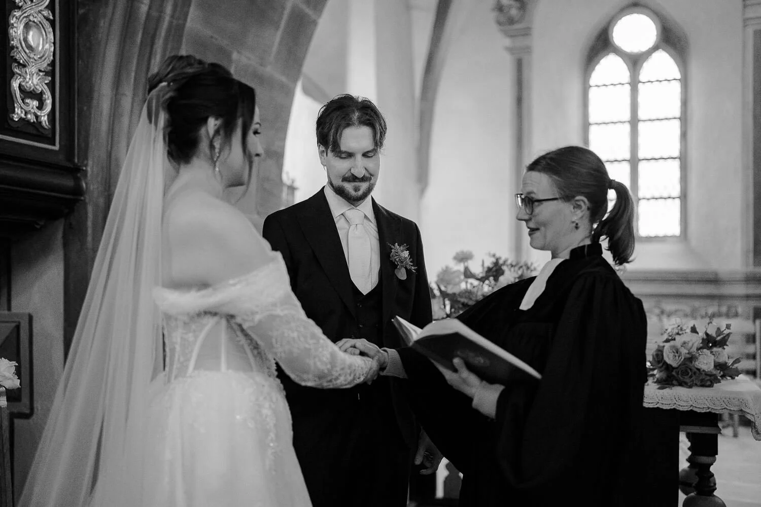 Ringtausch in Schwarzweiß – authentische Hochzeit in der Pfalz