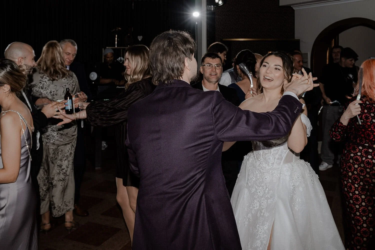 Tanzendes-Brautpaar-Morrhof-Hochzeit.jpg