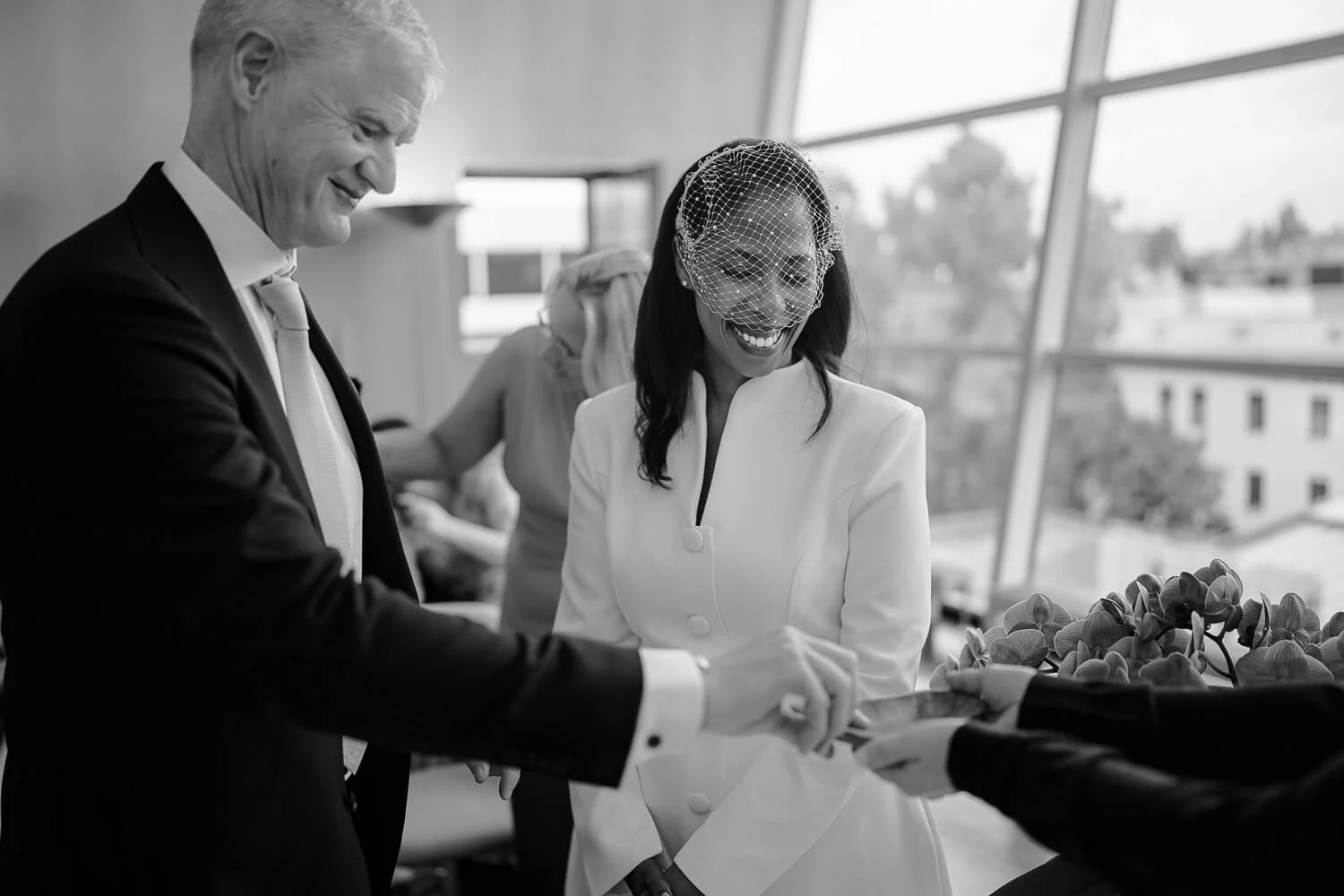 Brautpaar überreicht die Ringe im Standesamt Ruppertstraße München während der Zeremonie