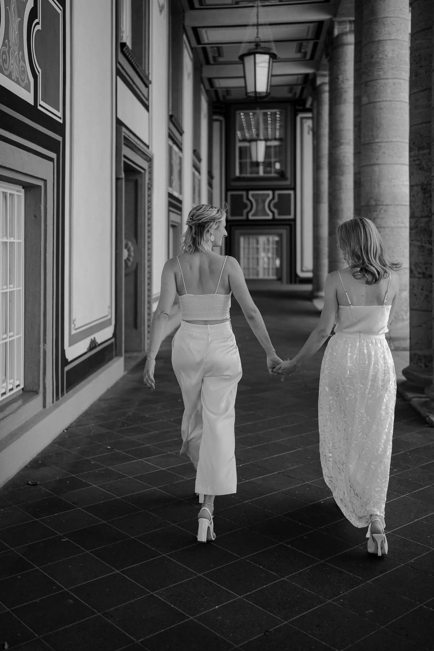 Brautpaar Hand in Hand nach Trauung im Standesamt Mandlstraße in München.