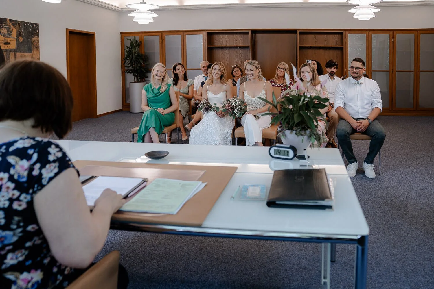 Trauung mit Gästen im Standesamt Mandlstraße in München