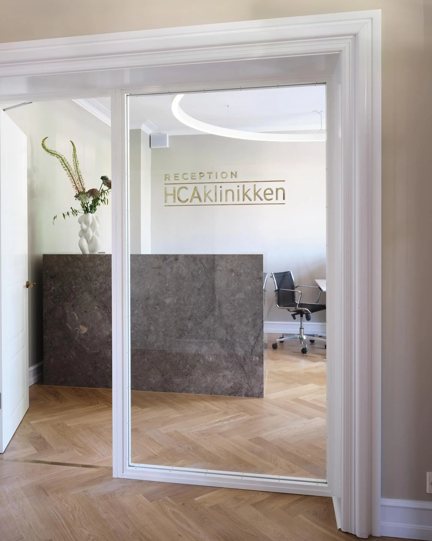 We transformed a former law office into a serene and sensory private hospital. From the start, our focus was on creating a space that feels calm, safe and deeply human.

Soft daylight, natural materials and layered textures replace the cold and clini