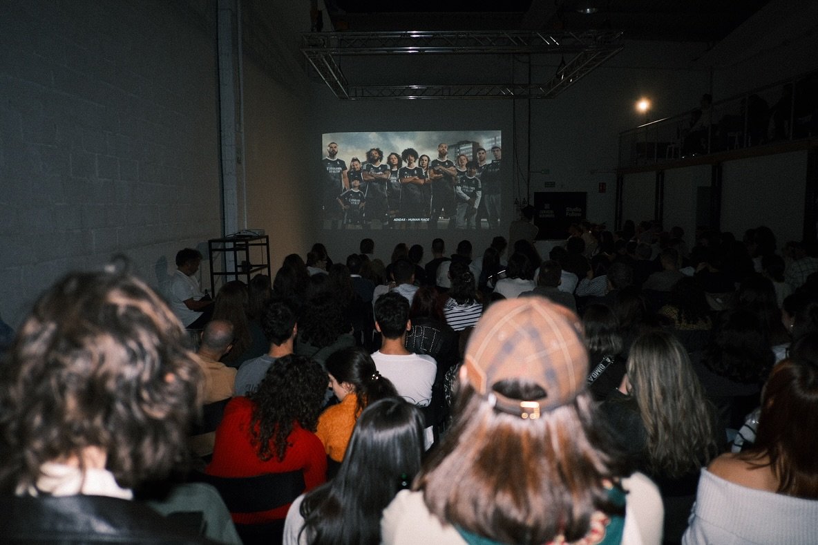 A carreira de @javiziontifik comeza na r&uacute;a, retratando aos seus amigos e creando portadas de discos e cartaces vencellados &aacute; cultura urbana. 

Como realizador de videoclips, ven de sumerxirse en aventuras con artistas de primeira li&nti