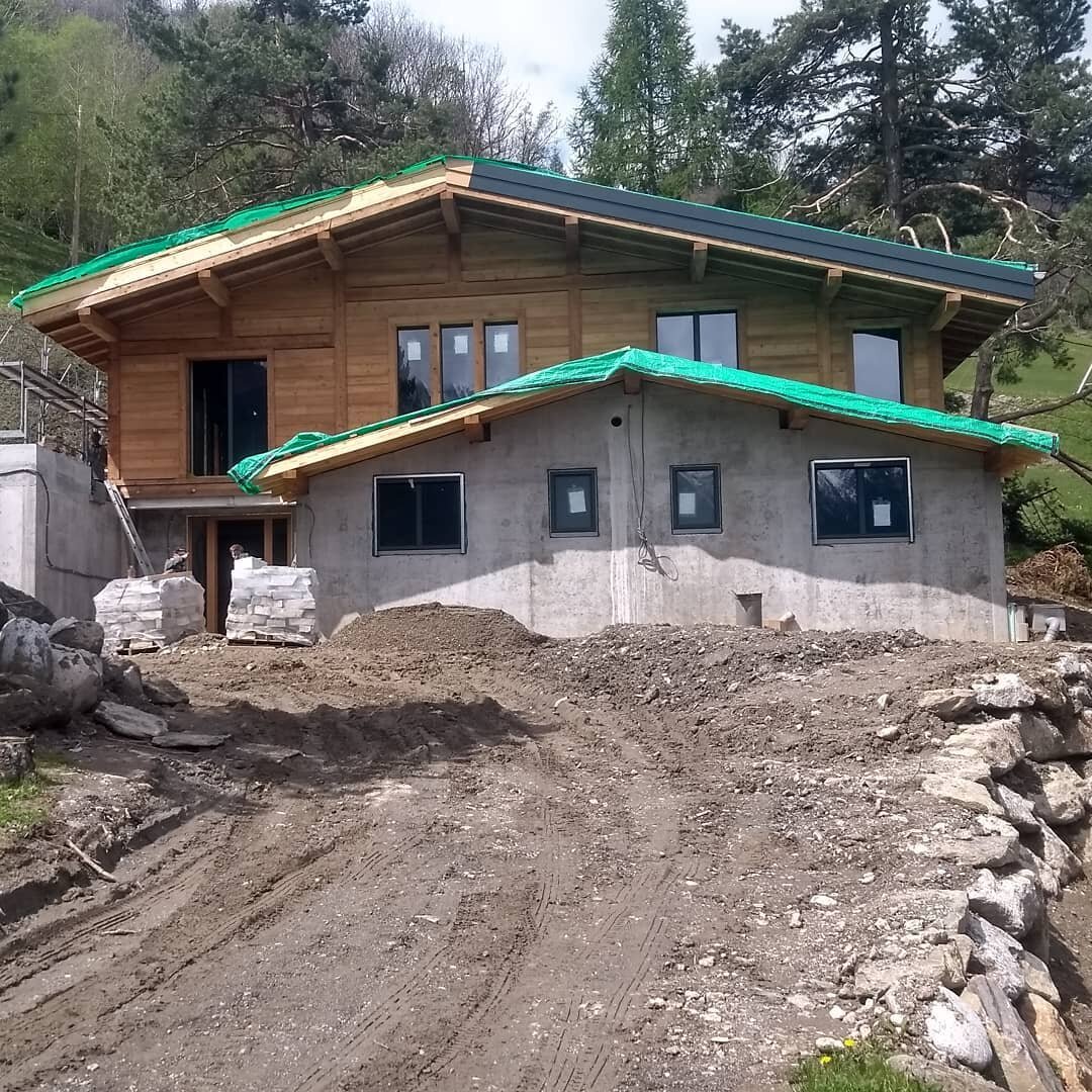 Getting there... Roofing going on and stone cladding about to start. Making good progress at Chalet Les Trolles 😁

#architecture #alpinechalet #alpineeco #chamonixarchitect #chalet #mountainlife #timberframe #dreamhouse