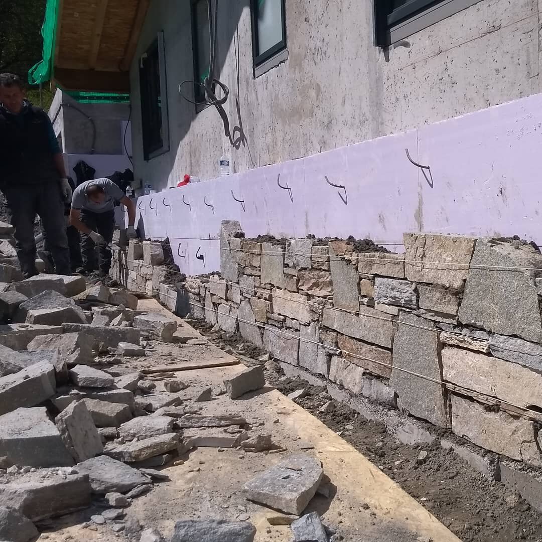 Finally a break in the weather 🌧️🌧️🌧️ Making the most of it to get the stone cladding underway at Chalet Les Trolles 😁

#stonemasonry #alpineluxury #dreamhouse #alpinearchitecture #alpineeco #architectchamonix #architecture #building #renovation 