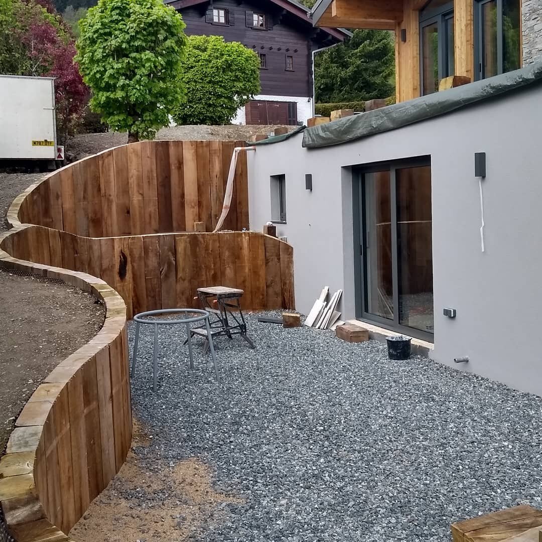 Check out those curves 😀 Another of our works in progress in Les Houches. Beautiful work by the landscaping team!

#garden #architecture #chaletdesign #alpineeco #alpinearchitecture #architectchamonix #dreamhouse #building #woodconstruction