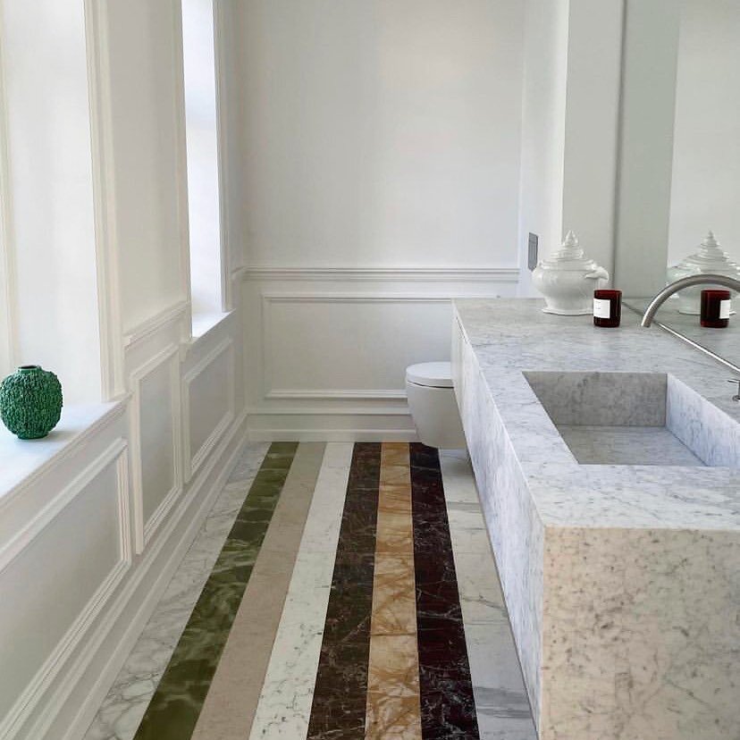 We are obsessed with this striped marble floor, and ALL things marble generally. This floor would look equally fabulous in restrained palette of two colours. But it&rsquo;s also a great idea to use marble offcuts for a more sustainable approach. 
📷 