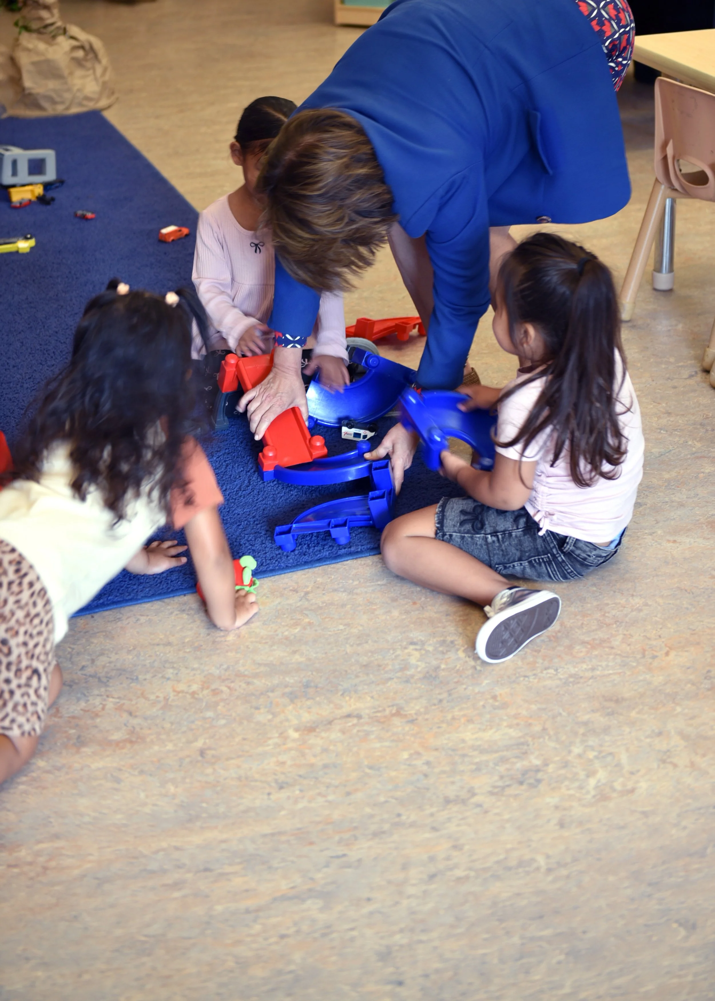 KLOBUCHAR and kids playingVIV_6564.jpg