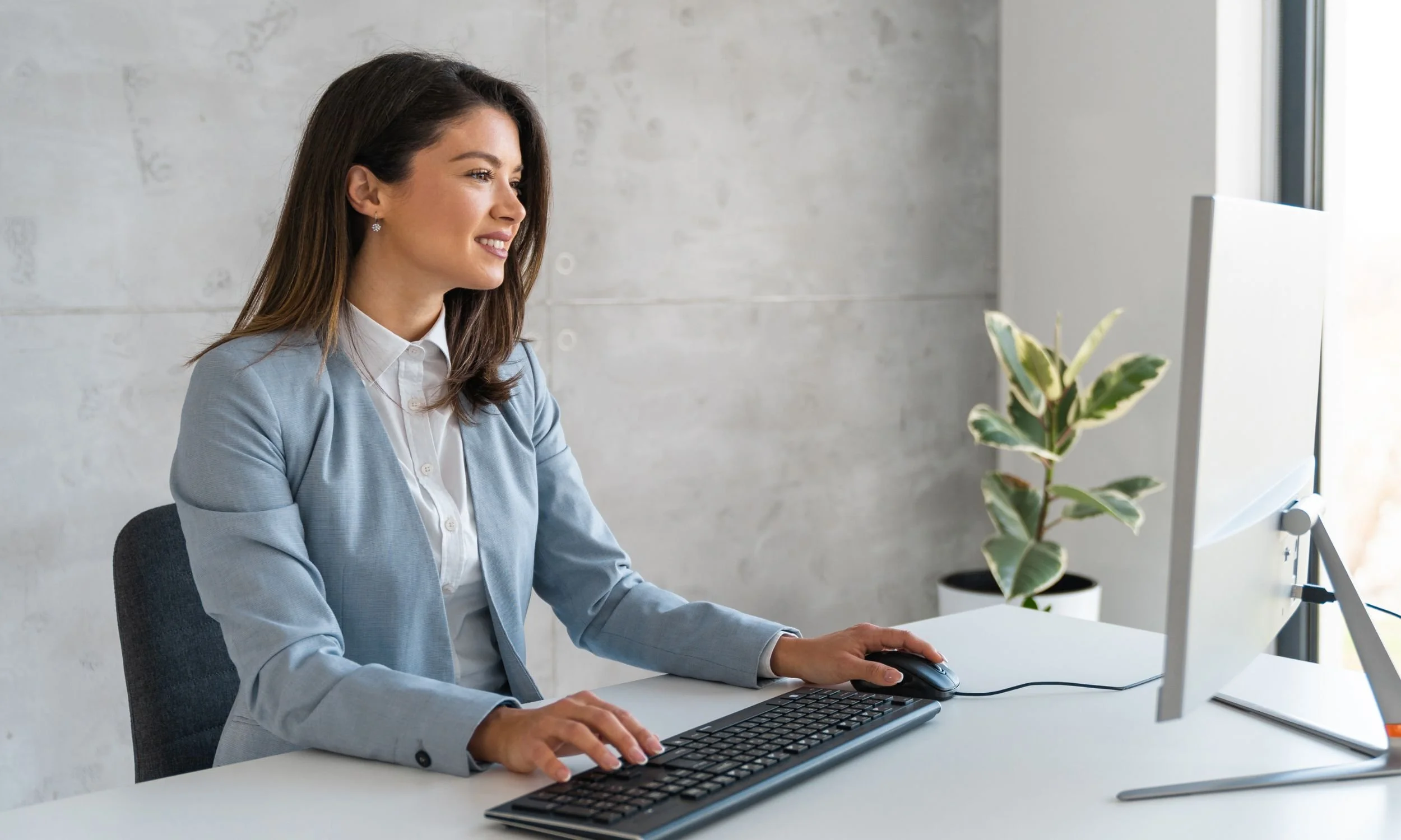 What Do Executive Assistants Do? A Complete Guide for Leaders