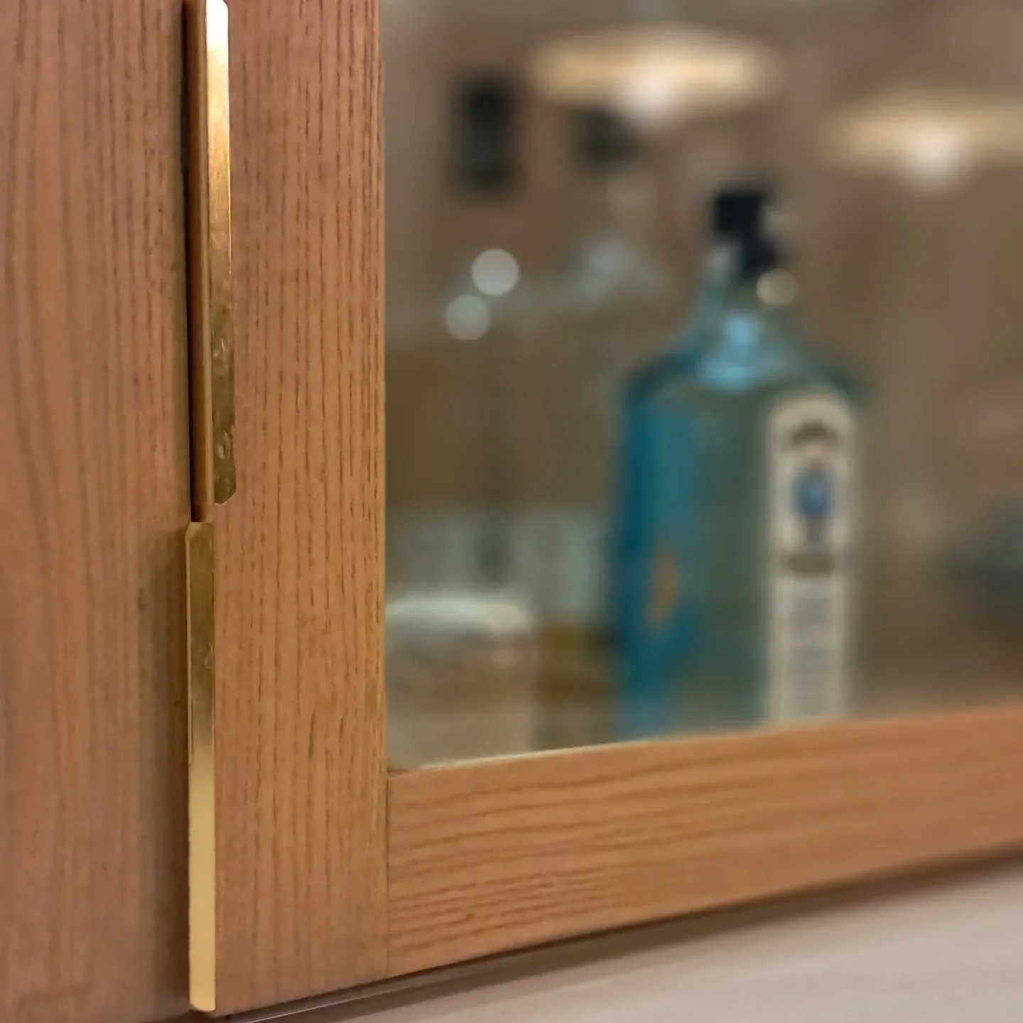 This gin is hinting to me... 
Sleek overlay handles so we don't take attention from the main characters 😉