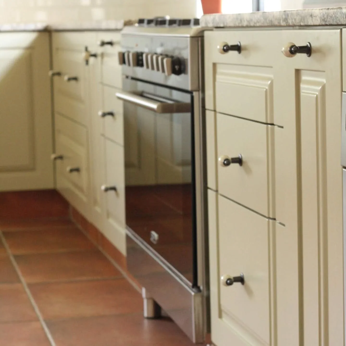 Can you believe that this was our first CEN kitchen?
Eventually the owners sold their house and the new owners replaced the terracotta floors with tiles and painted over the leek green cabinetry all in white.
Heartbreaking! 💔