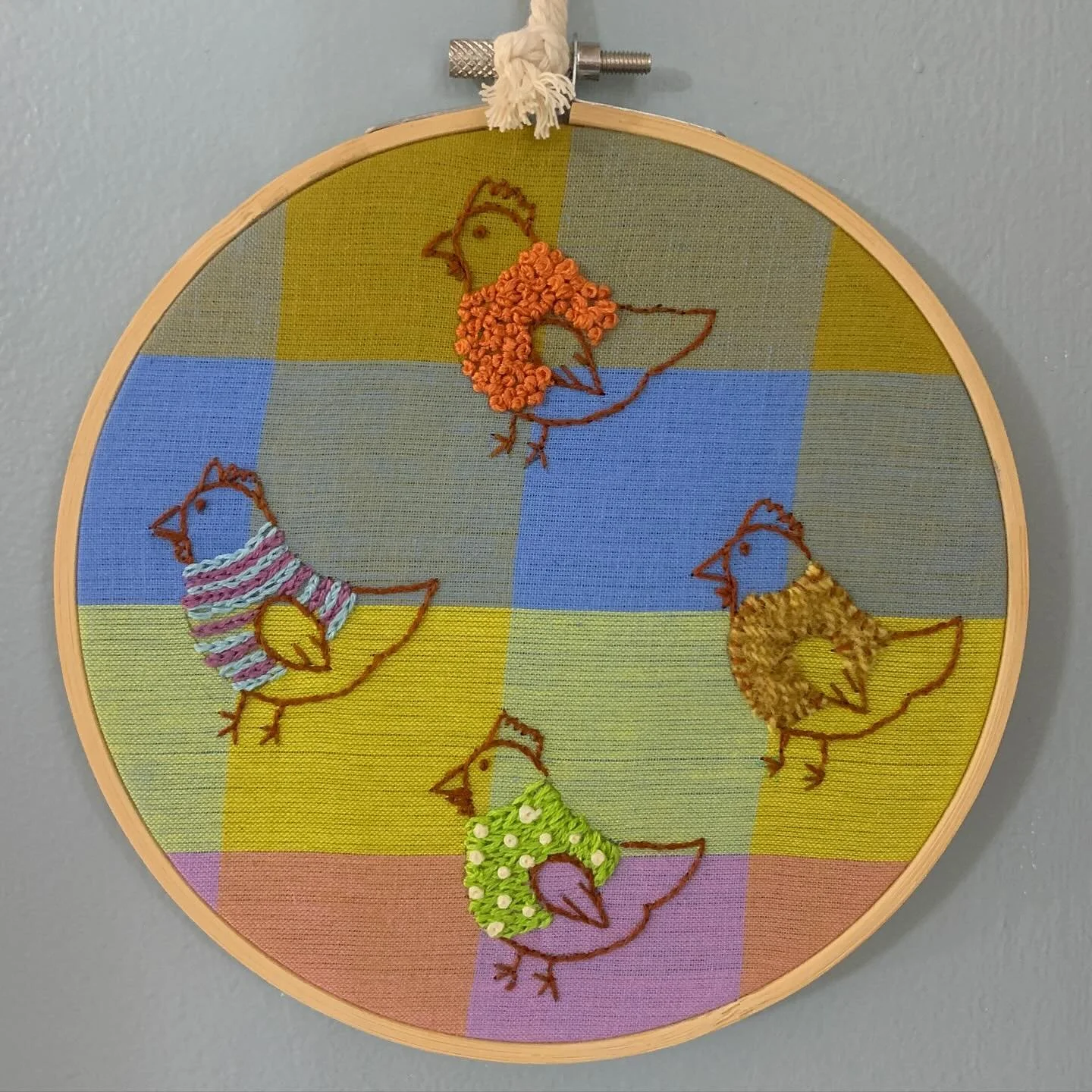 Well that was a super fun little stitch! Loving my new book &ldquo;Sunny Stitches&rdquo; by Celeste Johnston @lemon_made_shop Looks good with another bird stitchery in the corner. I&rsquo;m sad that @CreeksideQuiltingiowa is closing its in-person sho