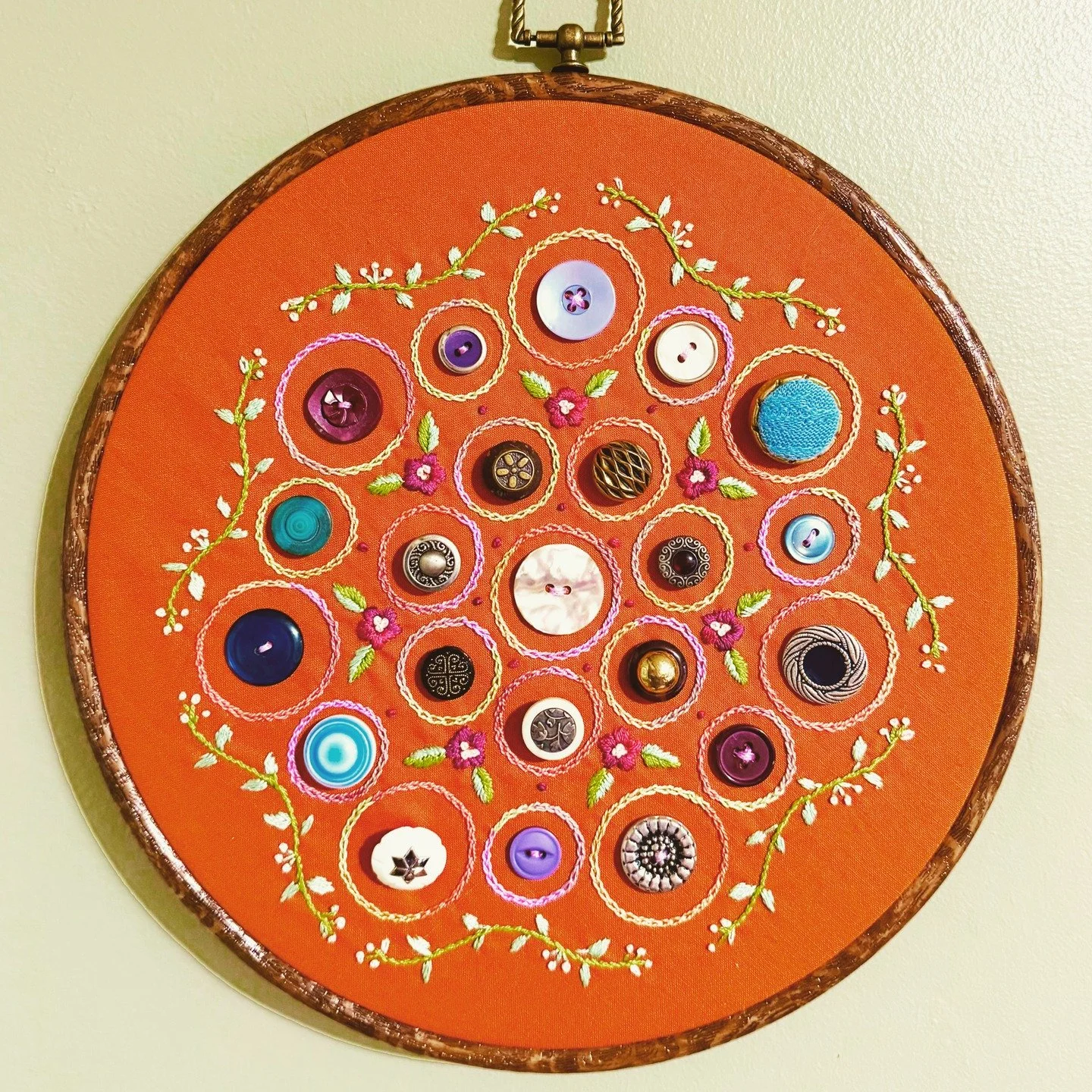 A floral embroidery designed to showcase your favorite buttons like a bouquet. That's the description on my new Etsy pattern! (link in Bio) 

Get your buttons out, the pattern is ready for you to start making your own!