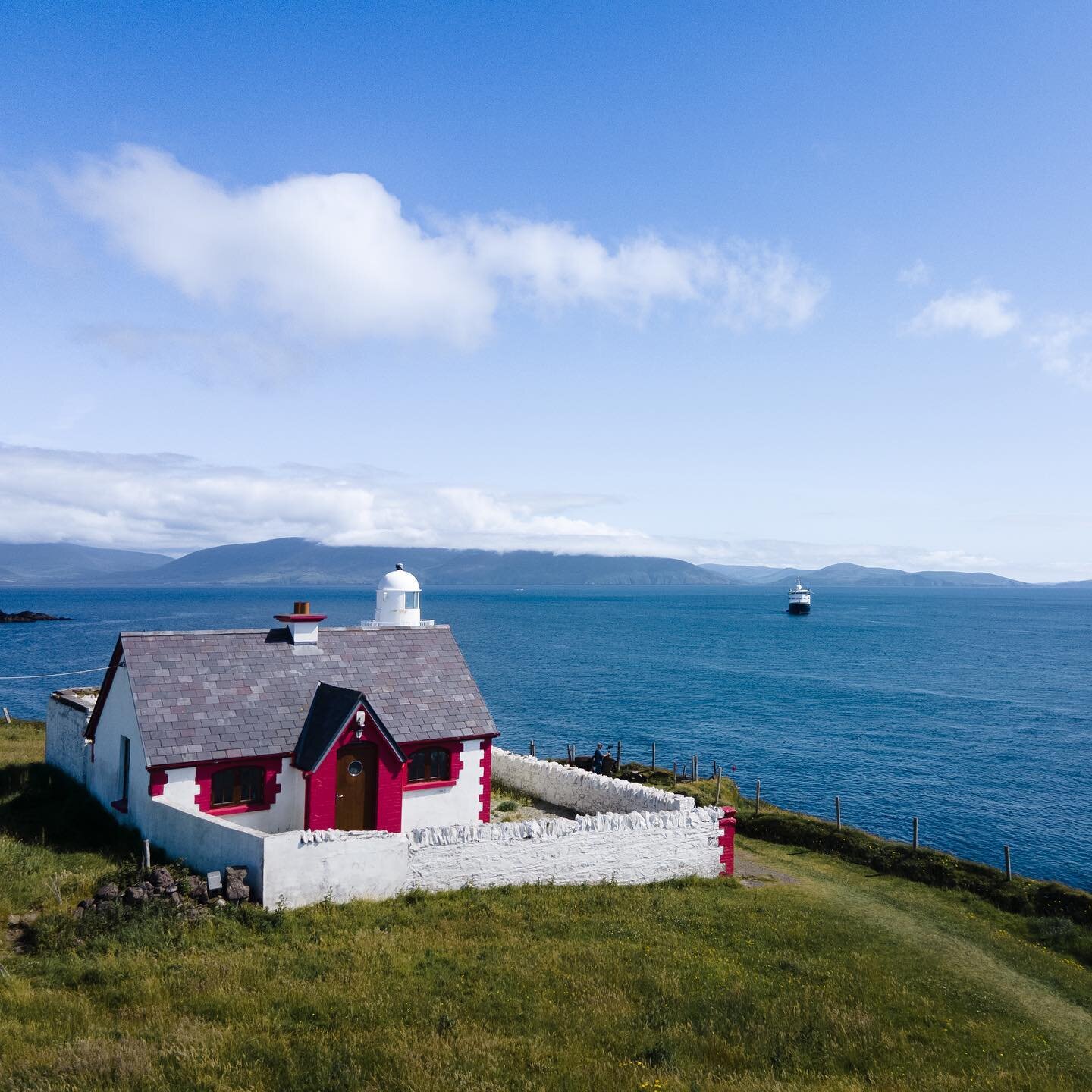 You can&rsquo;t park there mate ⛴

A ship bigger than usual coming up to Dingle Bay yesterday. Supposedly a cruise ship of National Geographic! 

#cruiseship #dinglebay #lighthouse #wildatlanticway #dingle #dinglepeninsula #dinglepeninsulatourism #di