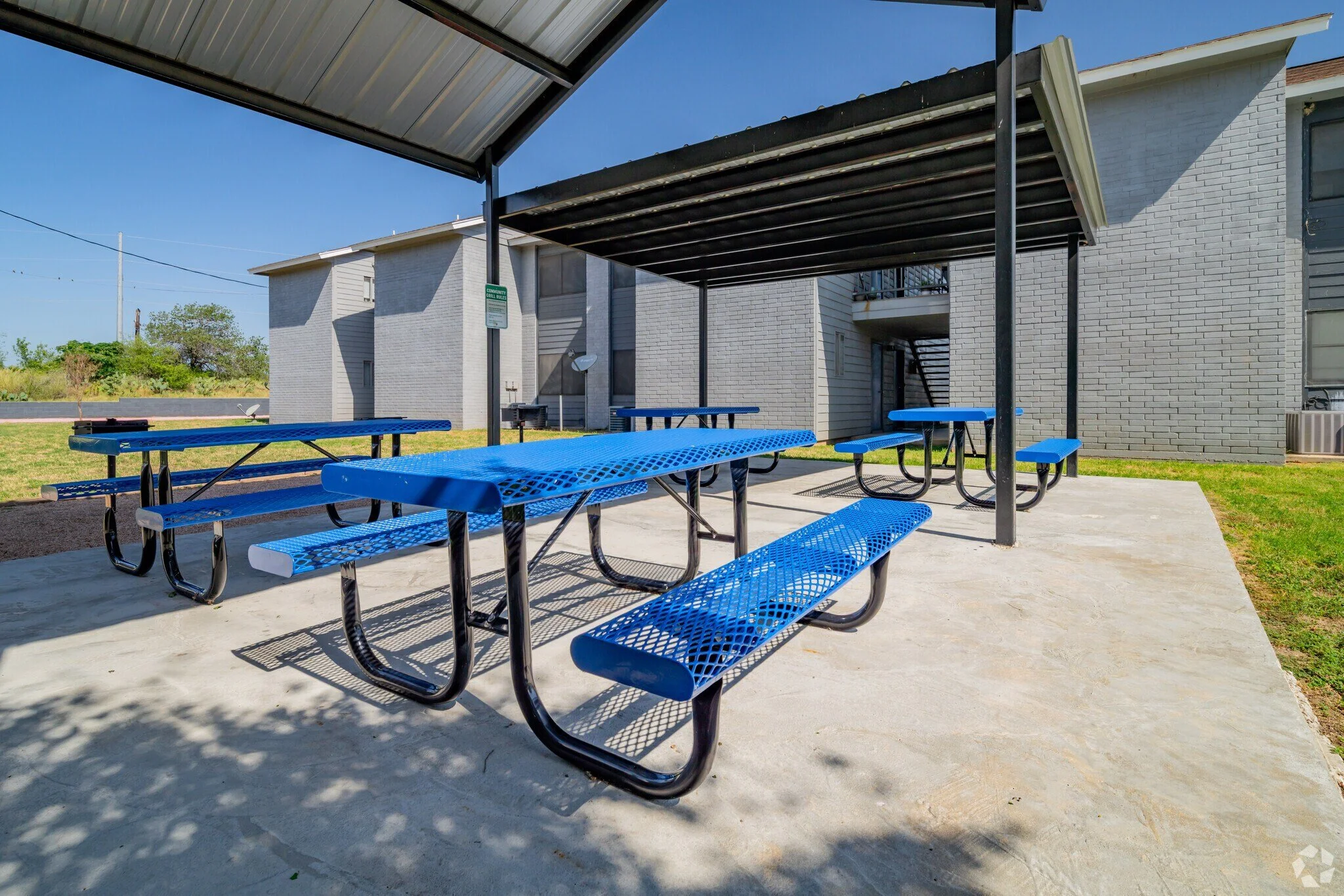devine-place-apartments-devine-tx-picnic-area.jpg