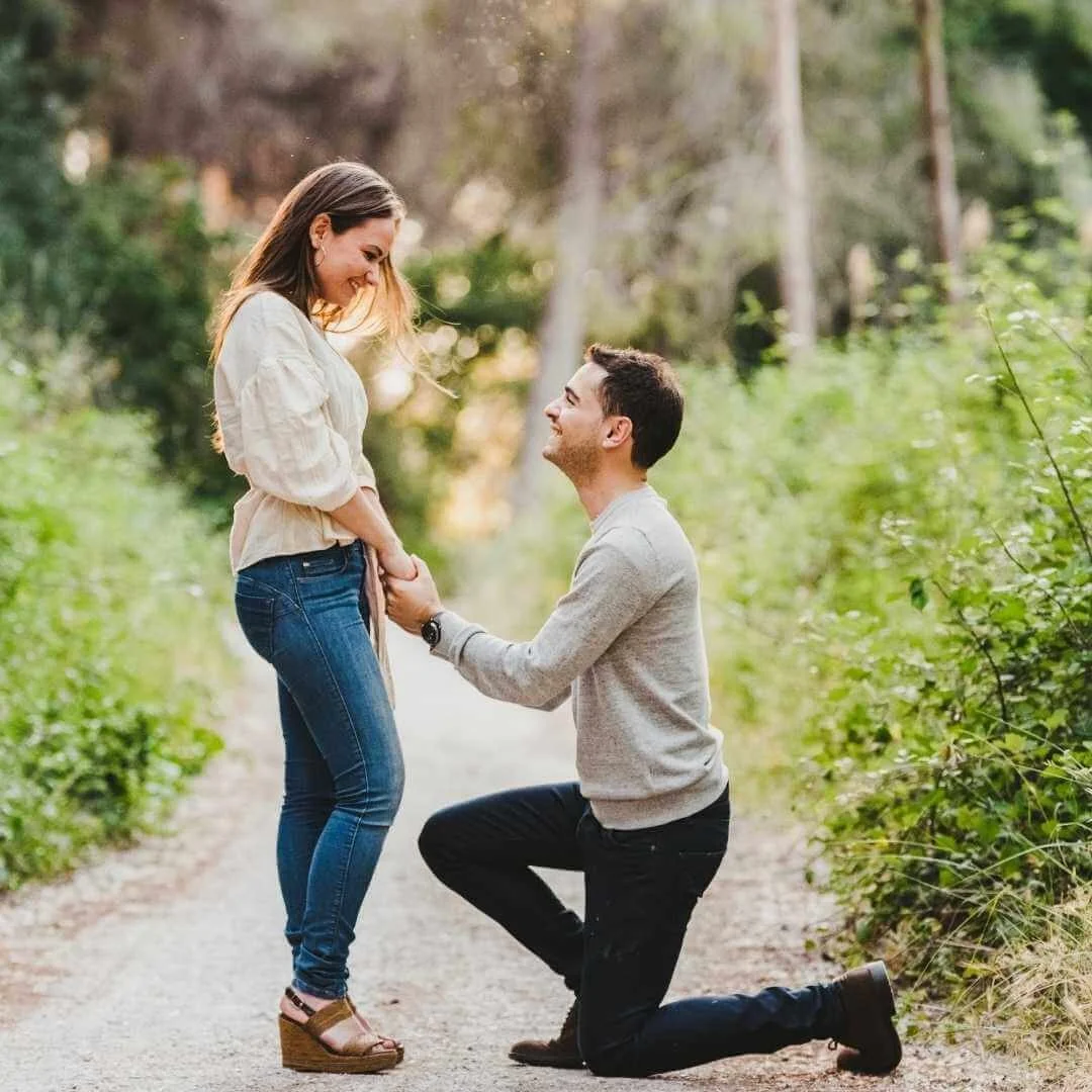 A man kneeling down proposing to a woman. This represents how Marcus Hunt Therapy is a couples therapist in Utah providing depression therapy to men with high funcitioning depression.