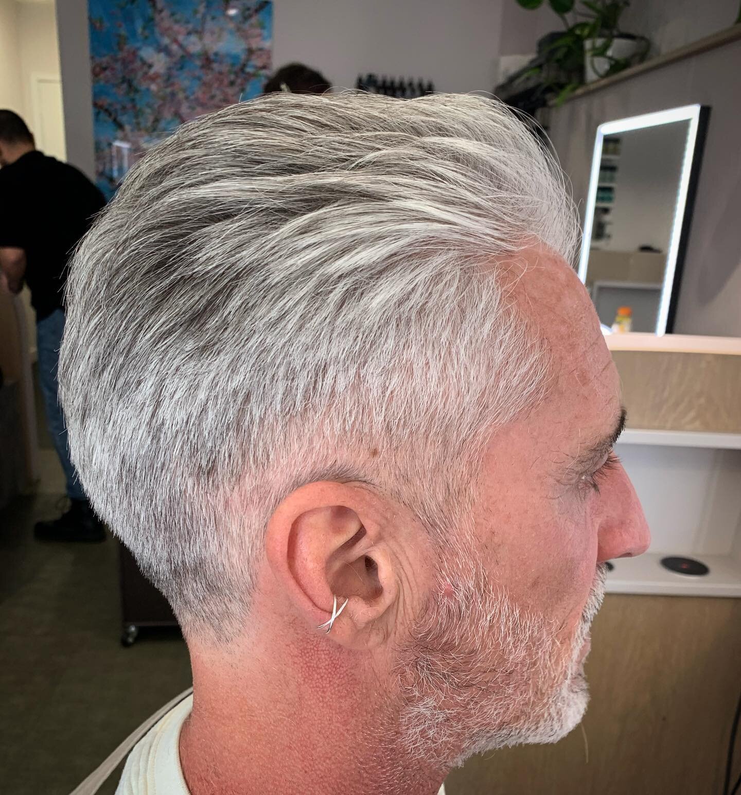 Our silver fox Paolo! Great to see you amico 😘 #silverhair #whitehair #shorthaircut #tanticapelli #menscut #shorthairstyle #sharpshorthair @finipaolo_ @yogaruna