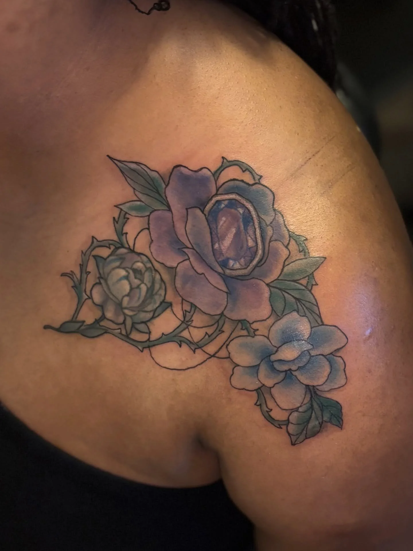 Floral and gem add-on to a previous tattoo. Thanks Ro! ✨

@time_bomb_tattoo