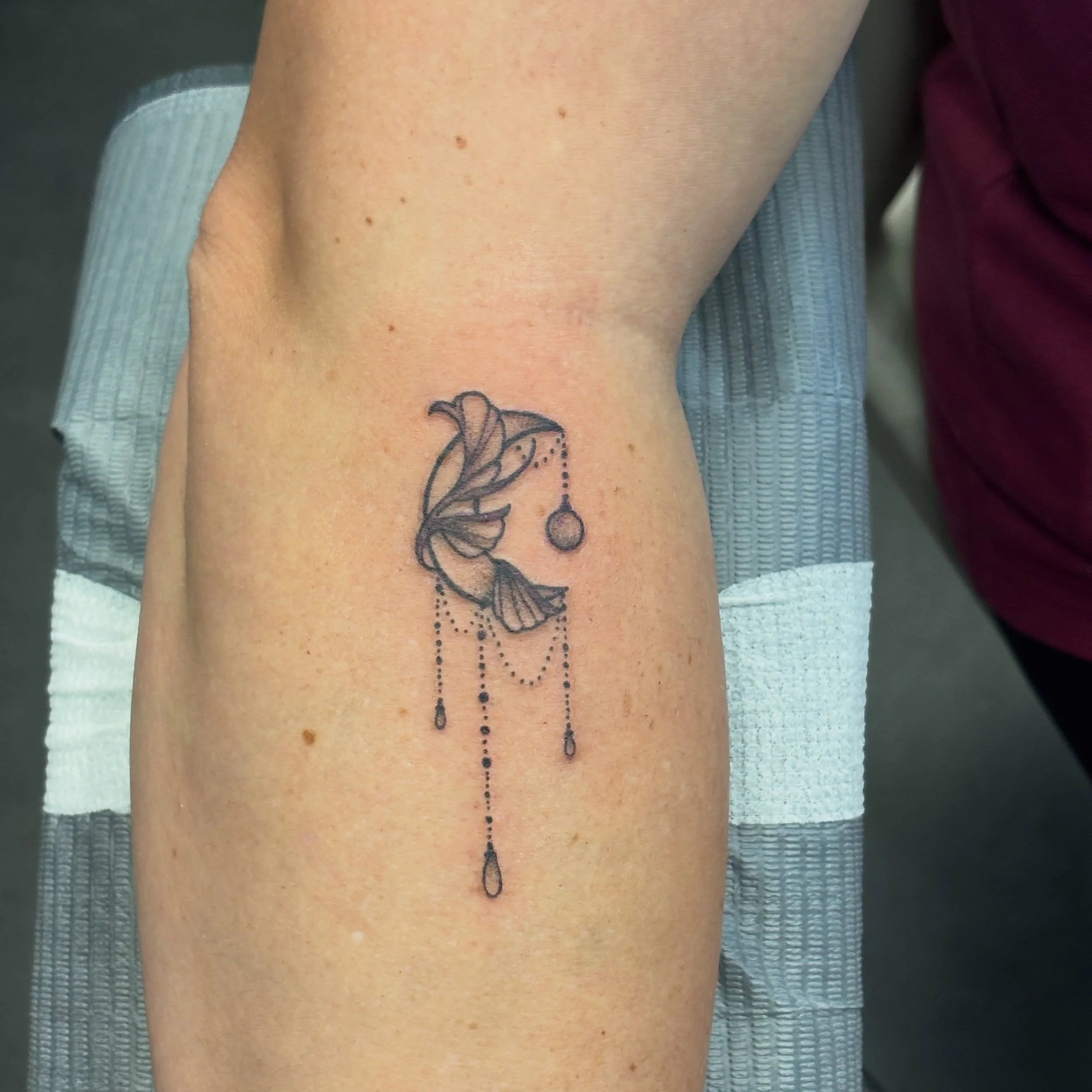 This past weekend I tattooed at the @imaginariumbookfestival in Washington DC and debuted some new repeatable flash designs which were a hit! Swipe through to see *some* of the tattoos done. It was great meeting everyone and thank you for choosing me