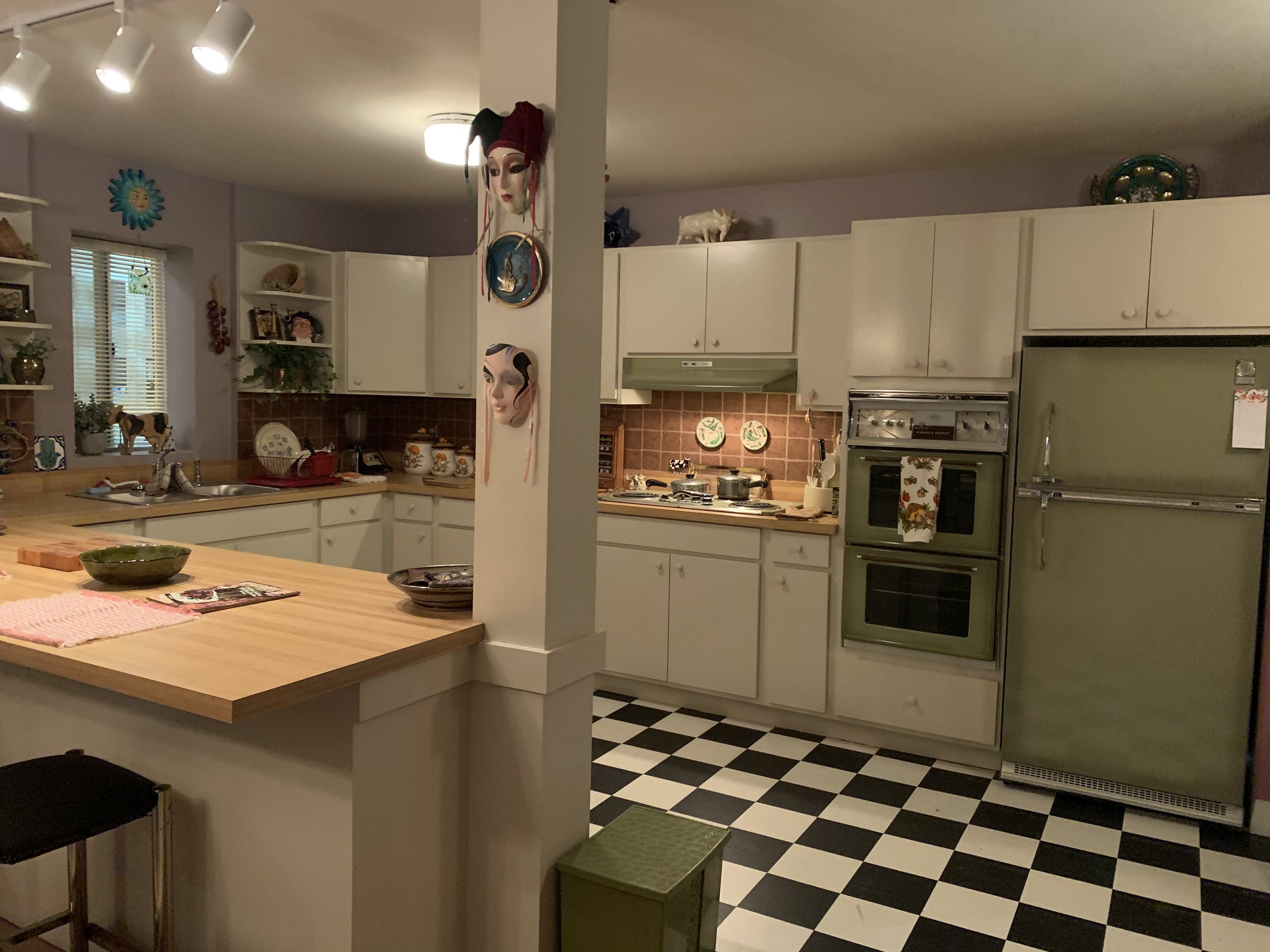 Int. Ike's Apartment (build)