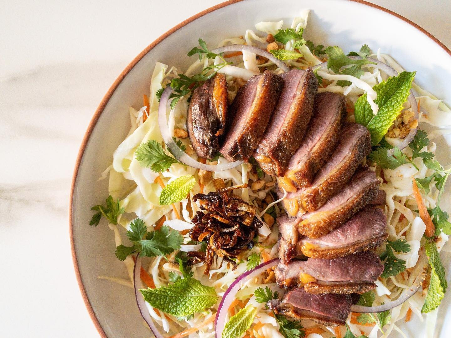 Vietnamese Duck and Cabbage Salad // This is the perfect crisp salad for hot summer days. It&rsquo;s an easy, crunchy #cabbage slaw with fresh herbs with crispy duck breast. 

Traditionally the herbs are called rau song, fresh greens, a mixture of ci