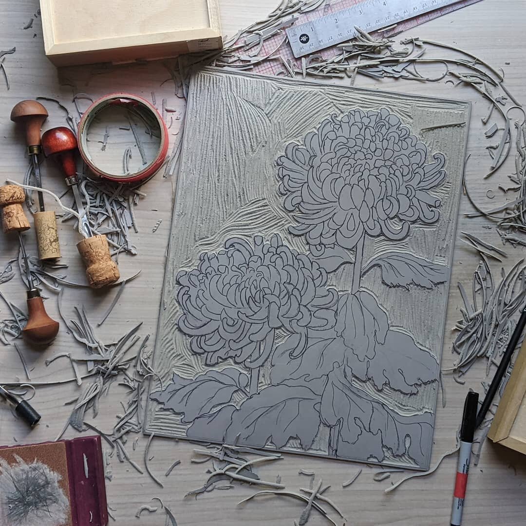 2nd layer carved. Hopefully I can get to printing the 2nd layer of ink today! 🤞
.
.
.
.
.
#linocutart #linoart #linocut #blockprinting #botanicalart #flowers #floralart #handcarvedstamp #stamp #handcarved #workofart #workinprocess #wipart #process #
