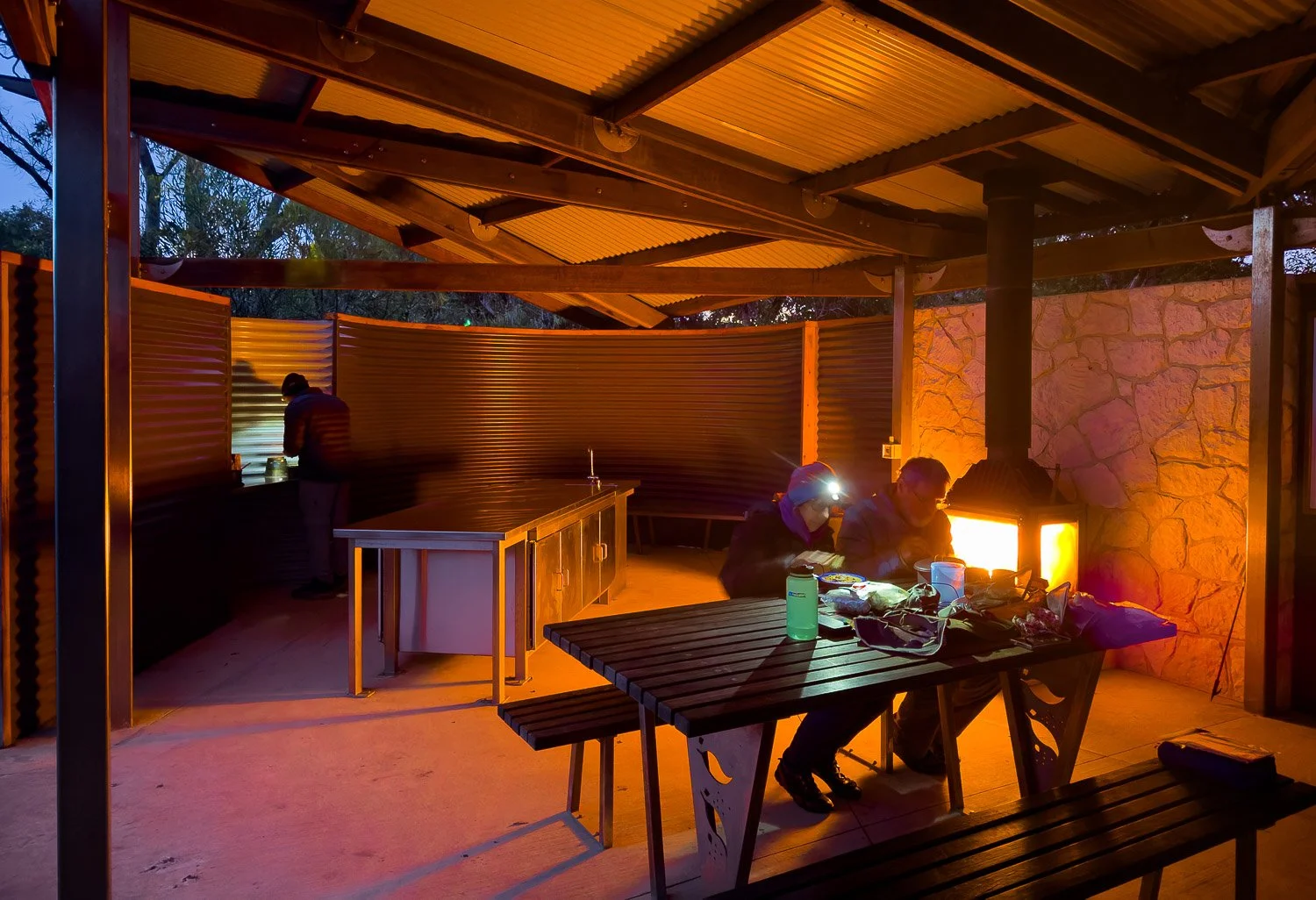 Slow combustion heater