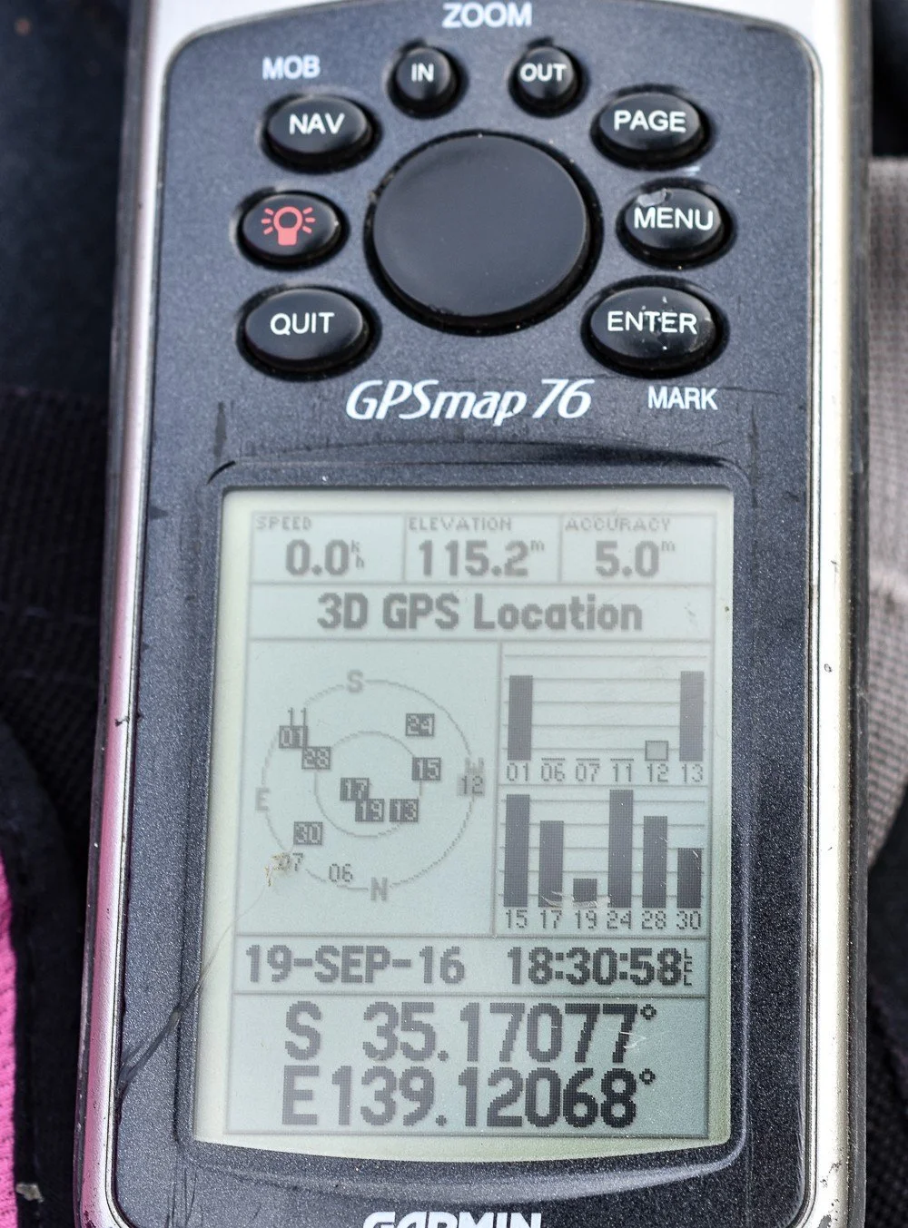 Garmin Map76 screen illustrating satellite coverage there is currently connection with 8 satellites of different signal strengths