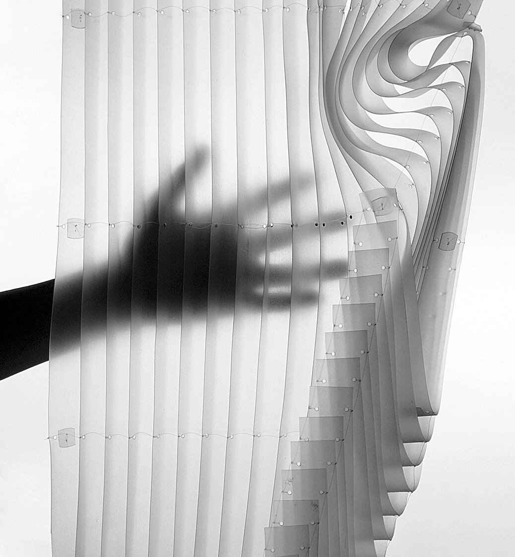 光と空間を演出できる縦型ブラインド Flex Shade