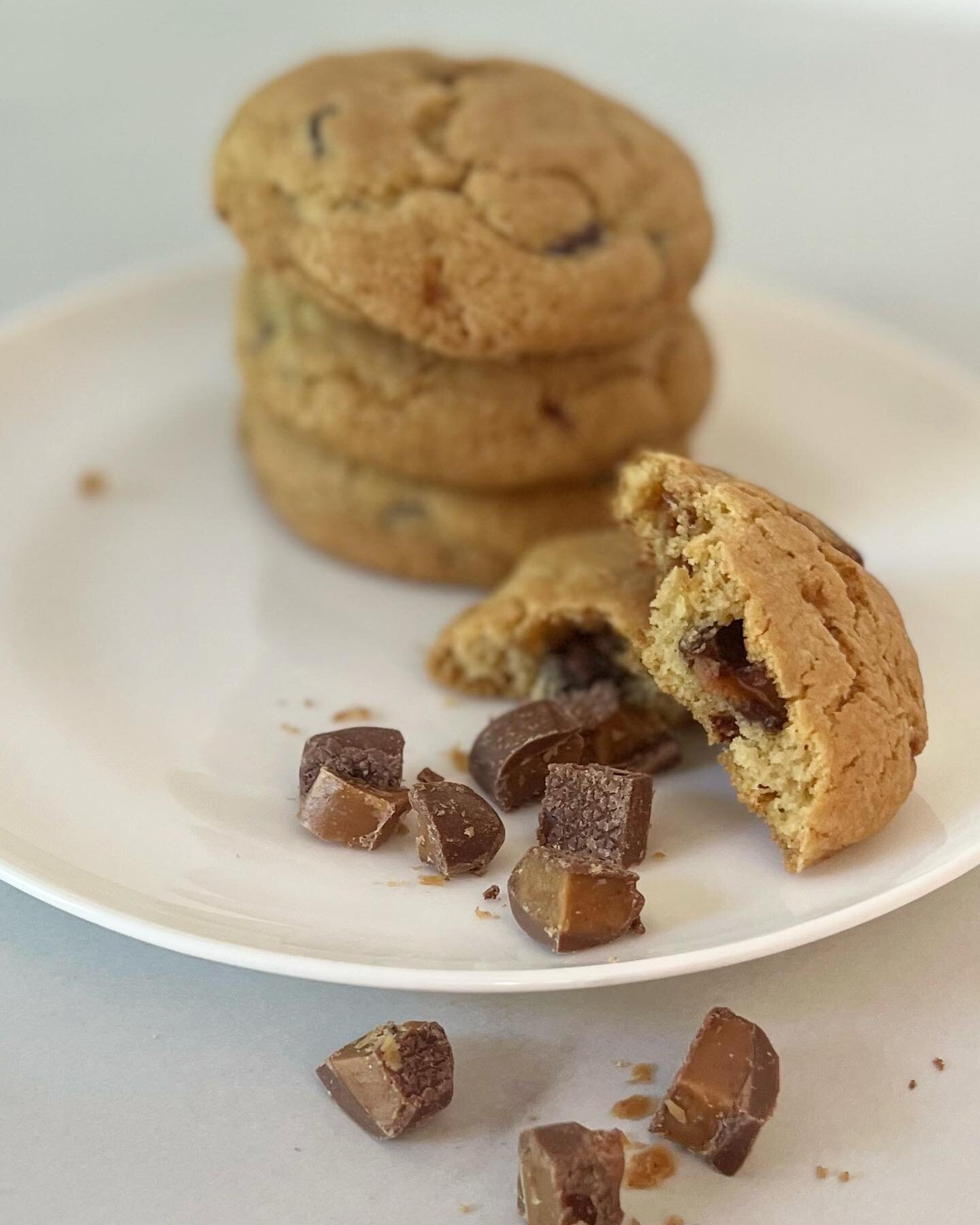 the &ldquo;crack&rdquo; cookie, bursting with caramel and chocolate goodness 🤤

#oakville #oakvillebakery #cookieshop #shoplocal #smallbusiness #homemade #freshbaked #gf #gfcookies #gfbaking #vegan #vegancookies #glutenfreefood #glutenfree #oakville