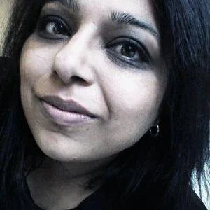 sheni headshot[31146].jpeg