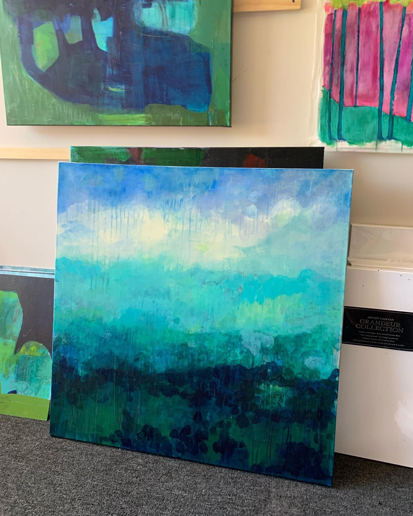 When the light hits just right ⛅️ ⛅️⛅️
#studioviews 
#abstractlandscapes 
#abstractpainter
#denverartist
#originalart 
#fineart #abstractexpressionism #interiordesign #designinspo #emergingartist