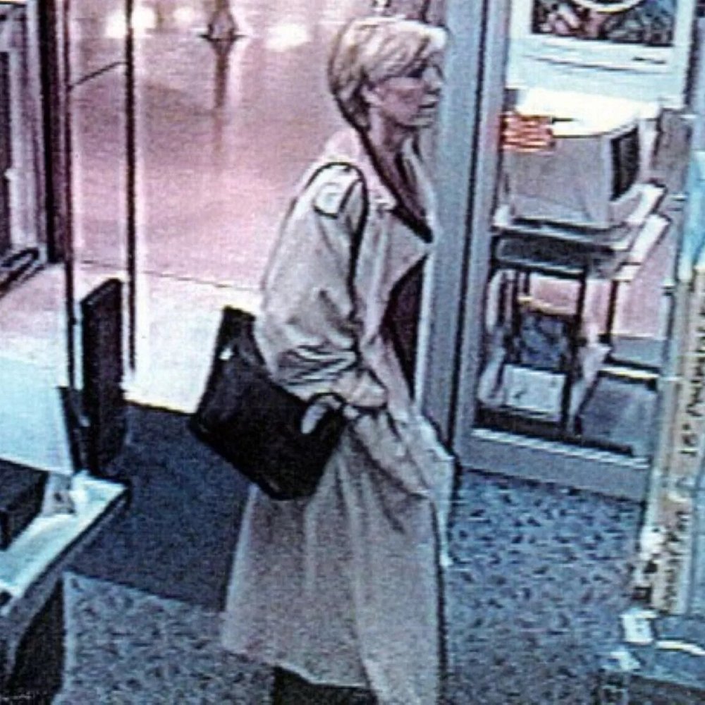 Filmagem da câmera de segurança da loja na qual Jill comprou o papel de fax, pouco antes do seu assassinato