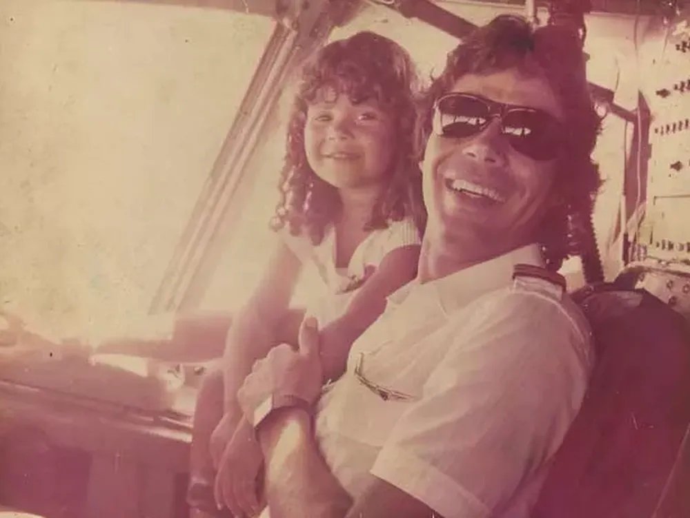 Salvador Evangelista, o Vângelis, copiloto do Voo 375 (na foto, com sua filha)