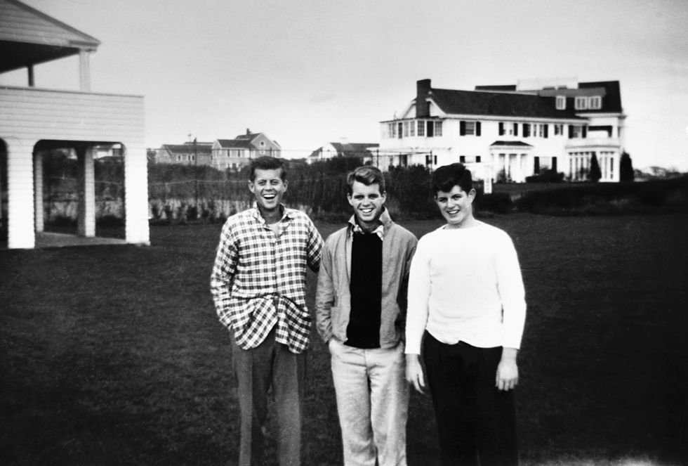 John, Bobby e Ted, irmãos, na frente da casa Kennedy