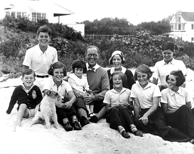 A família Kennedy na praia