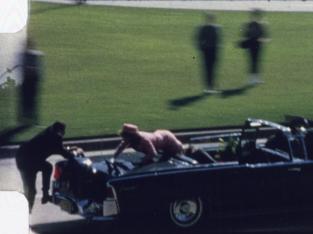 Jackie em cima do carro após John ser atacado